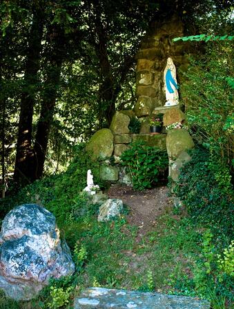 statue-Notre-Dame-de-Lourdes-motte-feodale-Marcille-Raoul.jpg