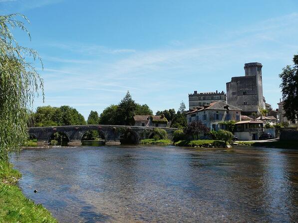 1280px-Bourdeilles-pont-chateaux.jpg