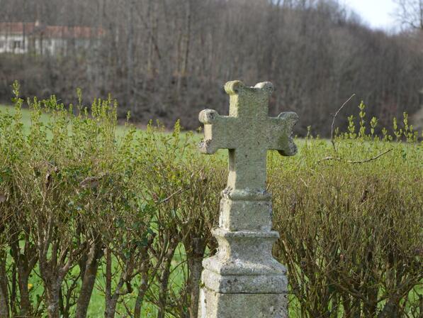 La-croix-de-pierre-Les-Cars.jpg