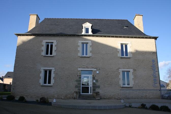 DOMLOUP-PRESBYTERE.jpg