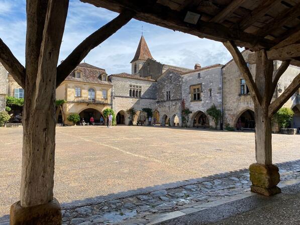 la-place-vue-de-la-halle.jpg