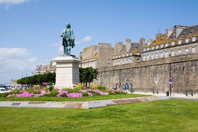 Statue-de-Mahe-de-la-Bourdonnais---Saint-Malo--Philippe-Josselin.jpg