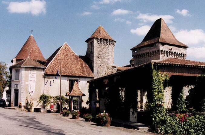 Chateau-et-halle-3.JPG