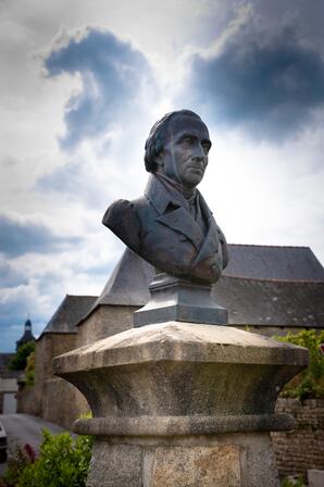 buste-de-Rene-Louiche-des-Fontaines-Tremblay-stenphoto.fr.jpg