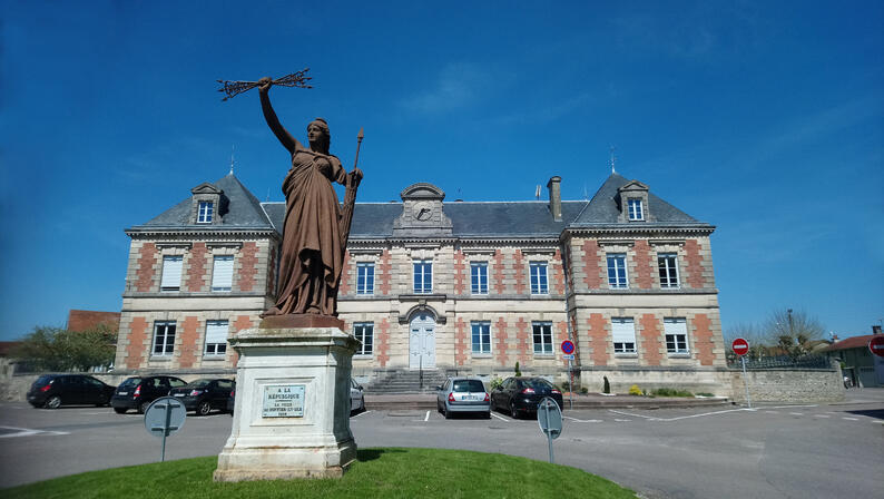 6-Montier2018-palais scolaire et statue republique (2).JPG