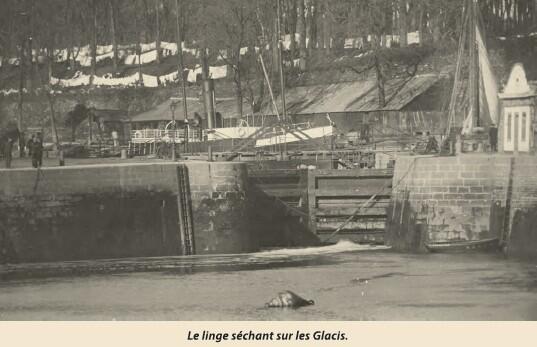 linge séchant sur les glassis.jpg