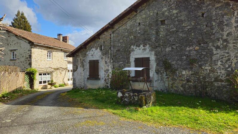 Village-de-Fougeras---La-Chapelle-Montbrandeix-2.jpg