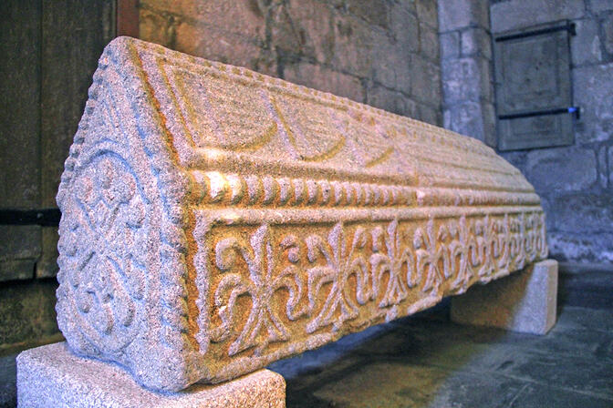 RAZES-Eglise-Pierre-tombale---CBC-SIT.jpg