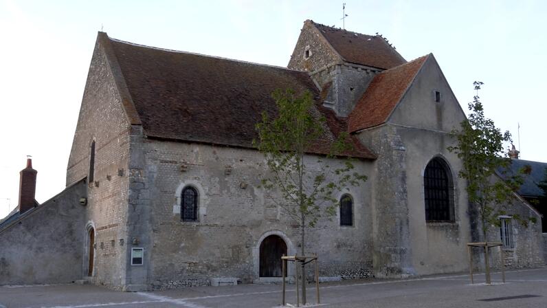 Église_Saint-Lubin_d'Averdon_1.jpg