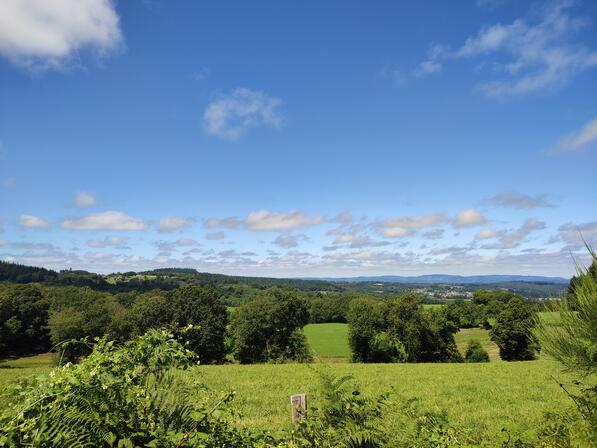 Auriat---Vue-sur-Sauviat-sur-Vige---Circuits-VTT-5-et-6---Pays-Monts-et-Barrages---Aurelien-Clavreul-3.jpg
