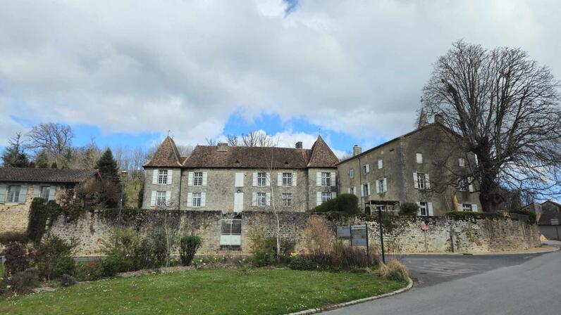 Chateau-de-la-Robertie-de-Marval-1.jpg