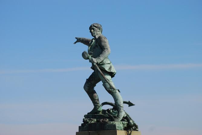 -j-c-Bourniche---Statue-de-Surcouf-et-ciel-bleu.jpg