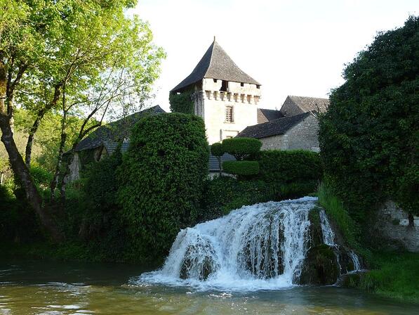 Condat-sur-Vezere-donjon-cascade-pere-Igor.JPG