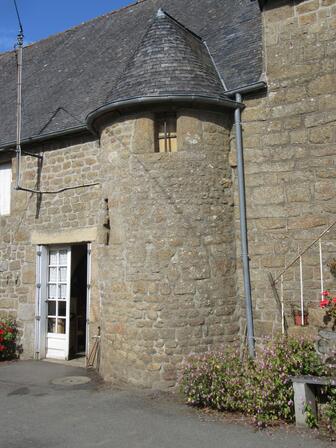 Village-du-Fretay-maison-avec-tourelle.JPG