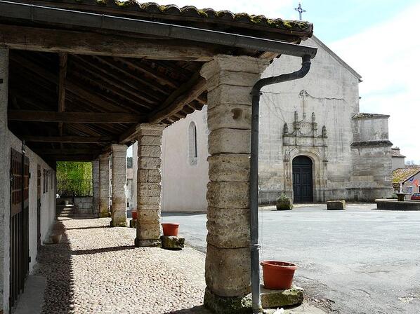 800px-Villars--Dordogne--halle--1---c--pere-igor.JPG