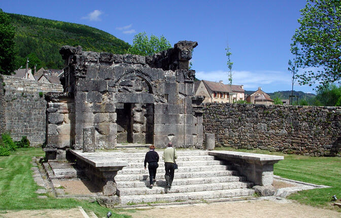 Mausolee-lanuejols-1.jpg