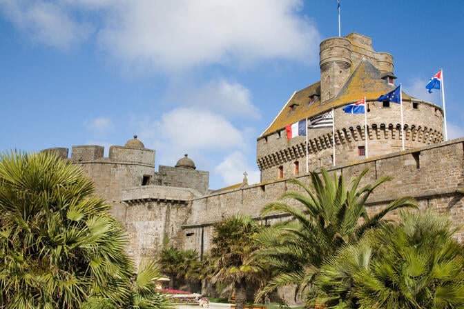 Le-chateau-et-les-drapeaux-vus-du-Jardin-des-Douves----Saint-Malo--Philippe-Josselin-2.jpg