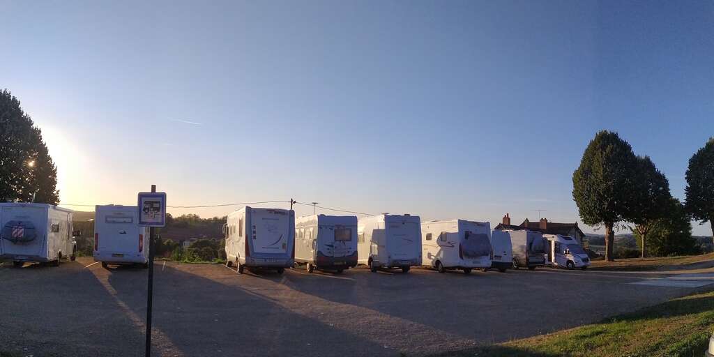 Aire camping-car Saint-Léonard-de-Noblat — photo 7