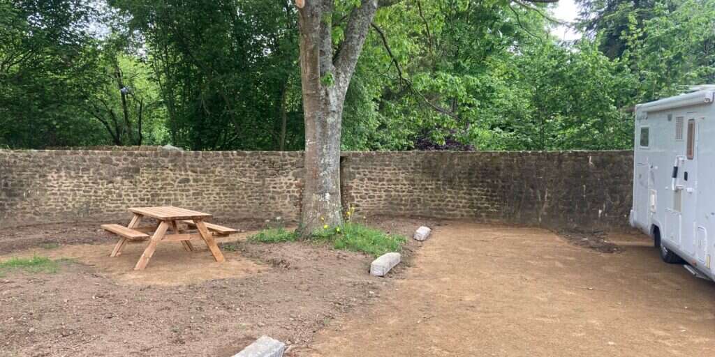 Aire de stationnement dans la Petite Cité de Caractère de Lassay-les-Châteaux. — photo 3
