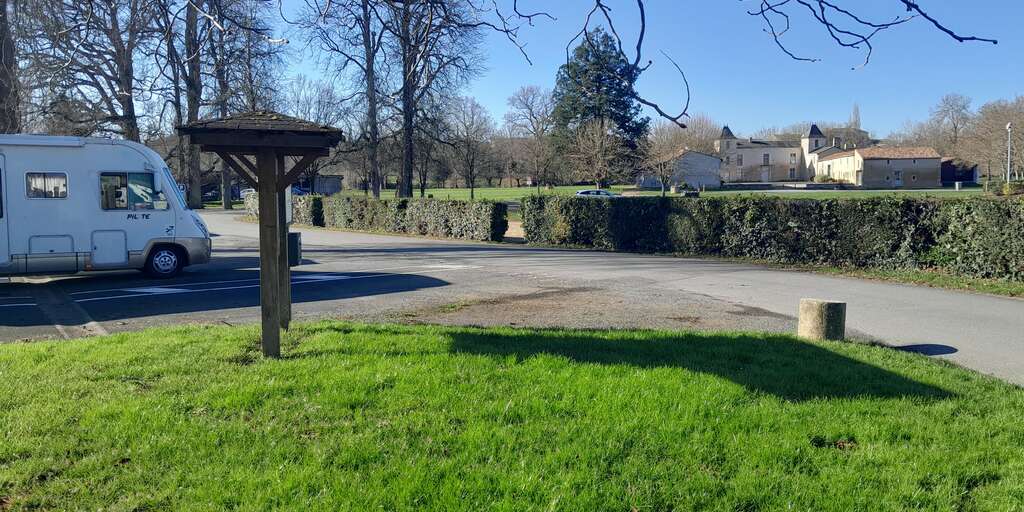 Aire de Camping-car du Parc du Vignaud — photo 6