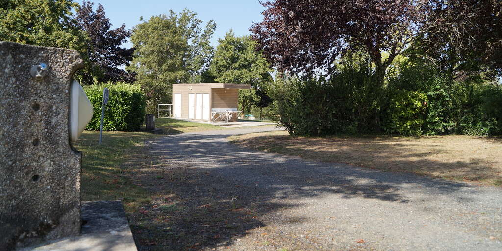 Aire de stationnement camping-Cars Panissières — photo 7