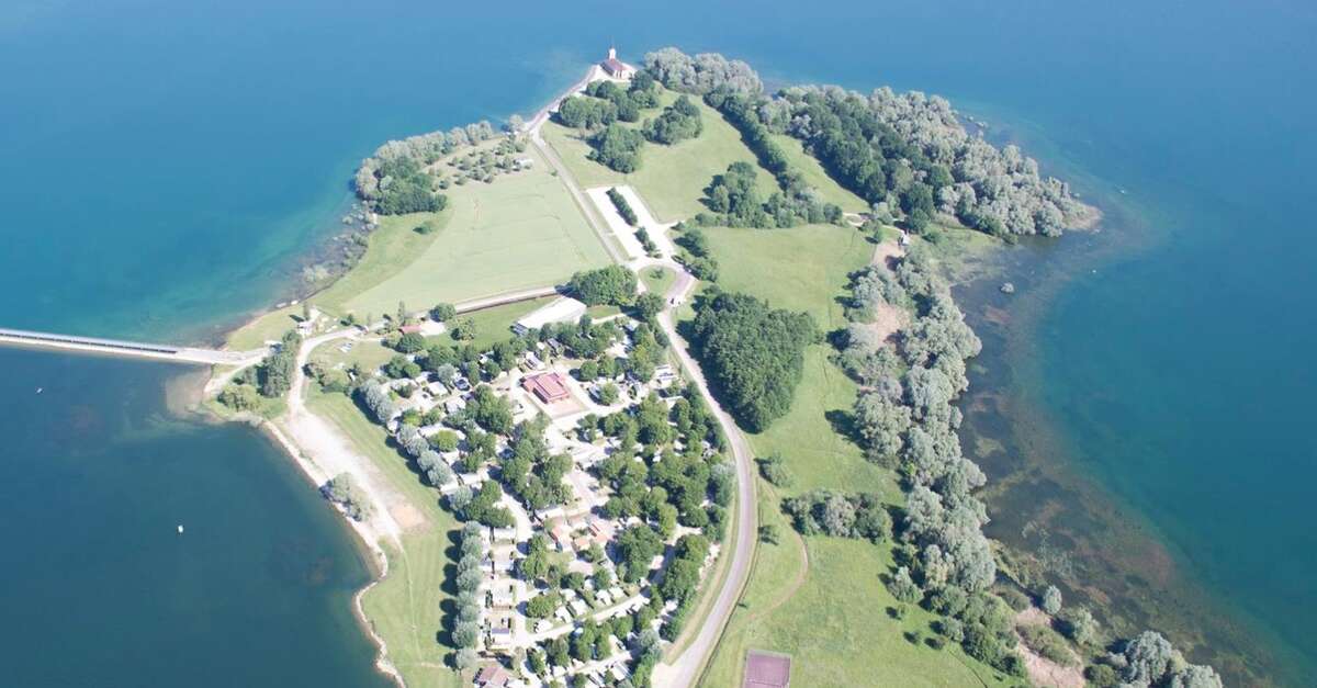 Camping de "La Presqu'Île de Champaubert"