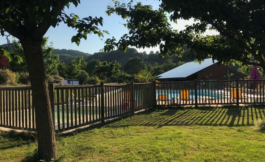 Gîtes de La Cascade location de chalets avec piscine à SainteEulalied