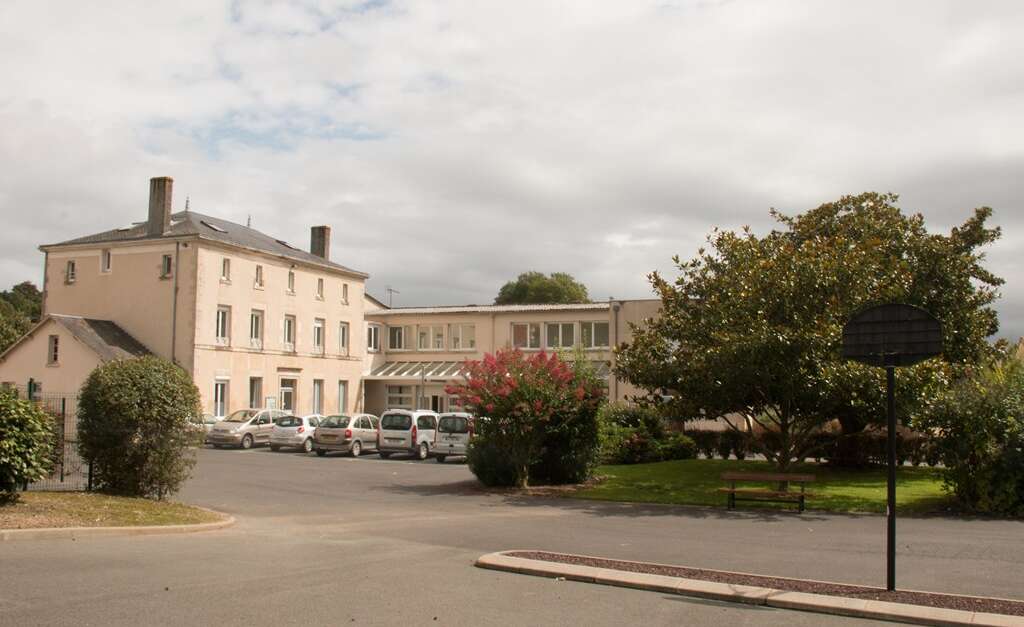 MAISON FAMILIALE RURALE (MouilleronSaintGermain) Office de Tourisme