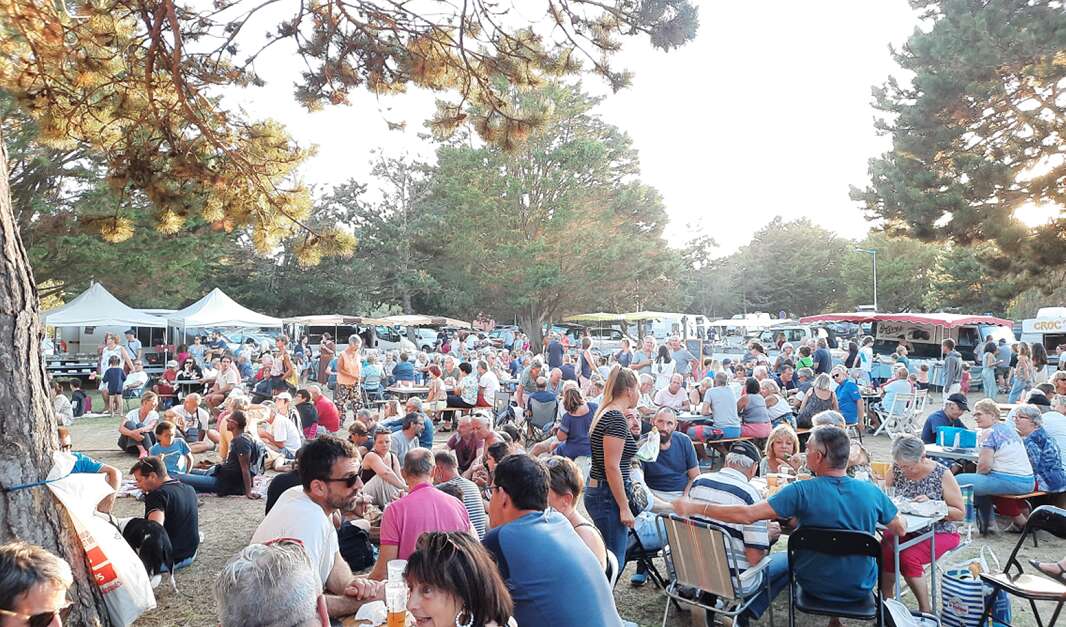 Marché estival nocturne CoudevillesurMer Destination Granville Terre et Mer Marché estival nocturne CoudevillesurMer Destination Granville Terre et Mer