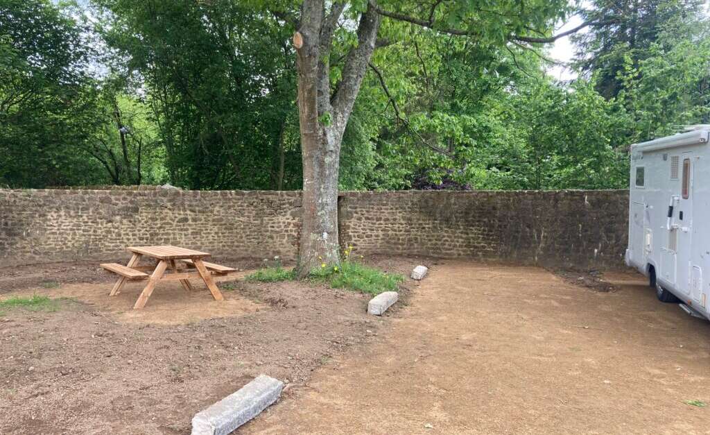Aire de stationnement dans la Petite Cité de Caractère de Lassay-les-Châteaux. — photo 2