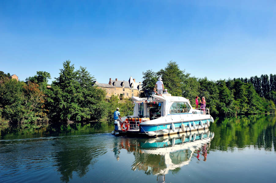 CROISIERES SUR LA SARTHE EN BATEAUX HABITABLES (SablésurSarthe) Office de Tourisme Vallée de