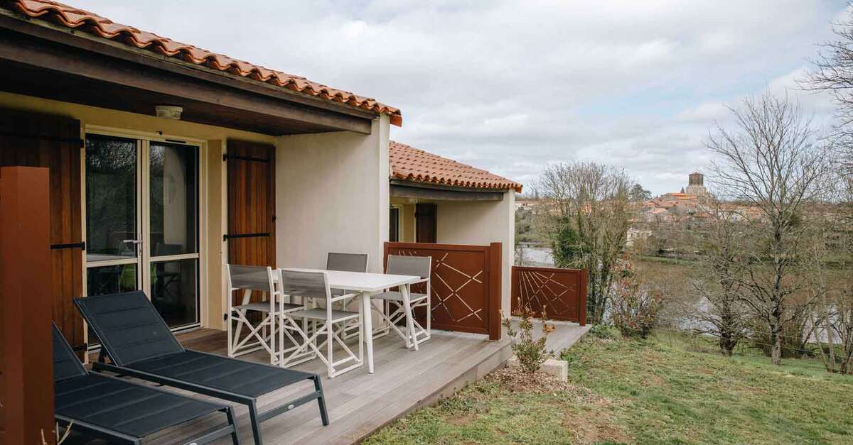 MEUBLÉS « COMTE D’ANGOULÊME » ET « COMTE DE JAFFRAN » VILLAGE DE