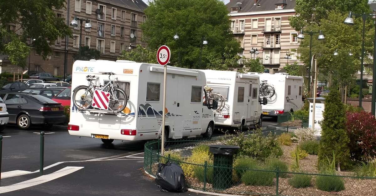Aire de service Parking du Carmel à Lisieux (Lisieux) Office de