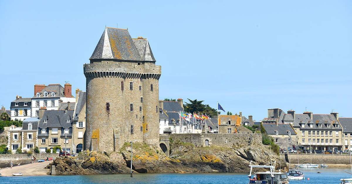 Saint Malo La Cite D Alet Et Le Port Solidor Saint Malo Brittany Tourism