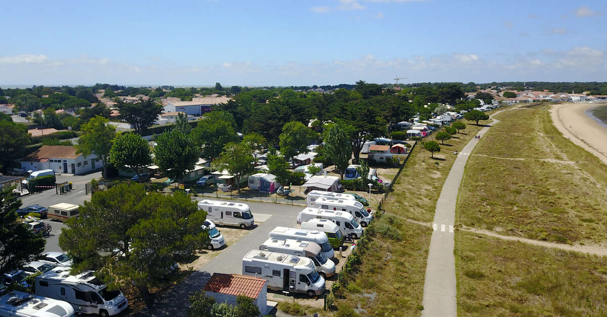 Aire de stationnement camping-cars Le Platin à Rivedoux-Plage. — photo 3