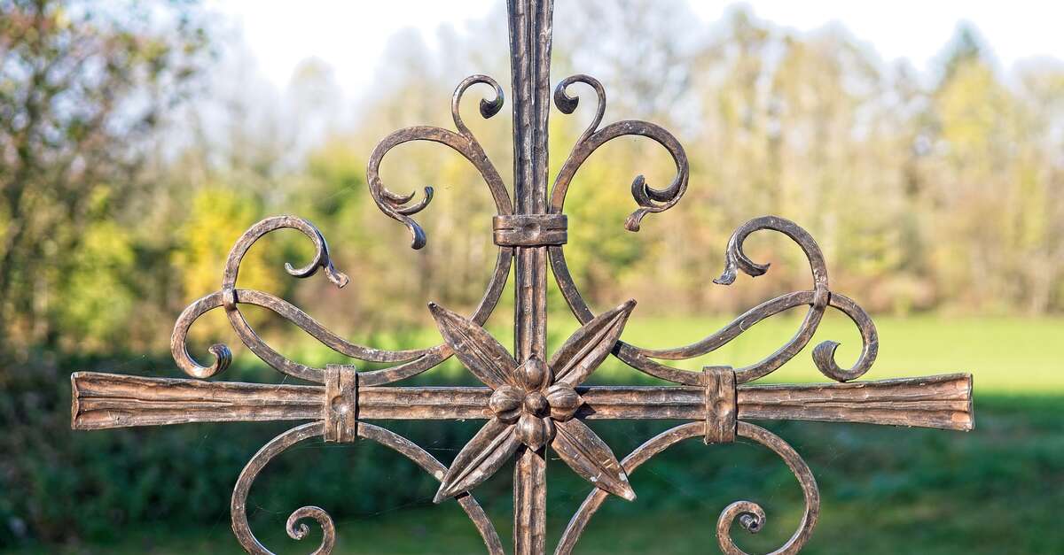 Croix en fer forgé (Verquières) | Provence-Alpes-Côte d'Azur Tourism