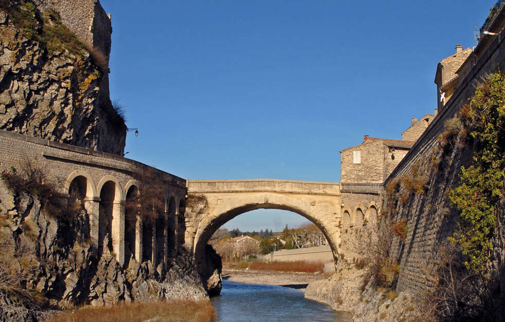 le-pont-romain-vaison-la-romaine-vaison-ventoux-provence