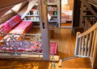 Le palier devenu salon-bibliothèque