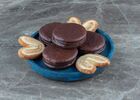 gros-plan-photo-gaufrettes-au-chocolat-biscuits-faits-maison-plaque-bois-bleue_114579-85457