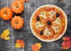 pizza-avec-des-fantomes-effrayants-sur-le-dessus-et-les-citrouilles