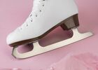 vue-des-patins-a-glace-blancs-avec-lacets (2)