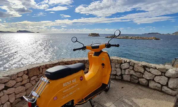 Découvrir les calanques en scooter électrique avec GPS!