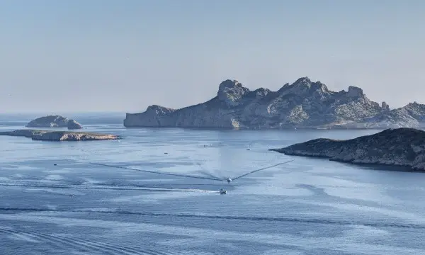 Catamaran à voile dans les Calanques (départ Mucem)