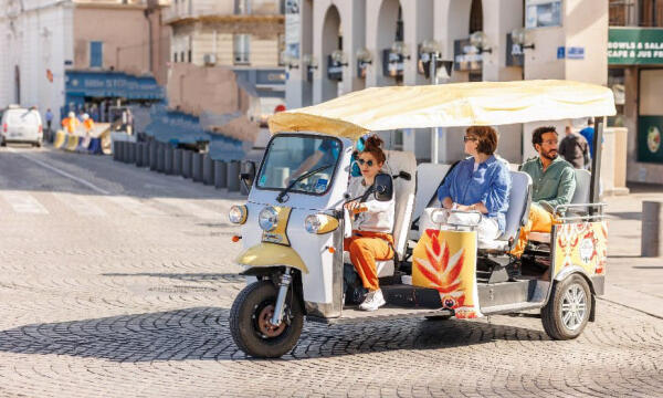 Balade en tuk tuk autour du Palais Longchamp.