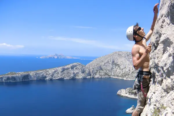 Half-day multi-pitch climbing in the Calanques