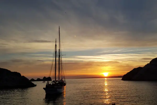 Sailing cruise by night to the Island