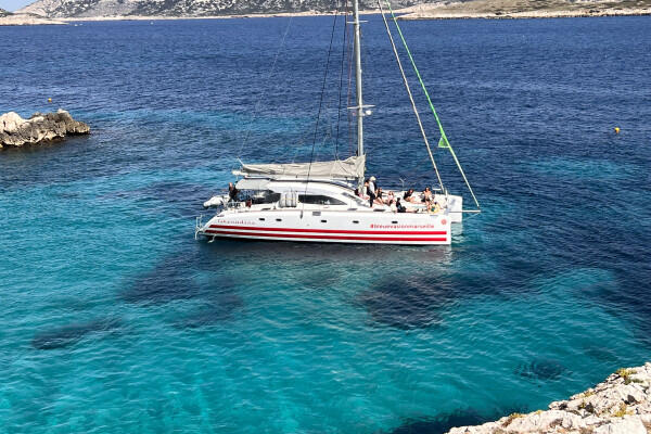 Journée en catamaran dans les Calanques avec baignade
