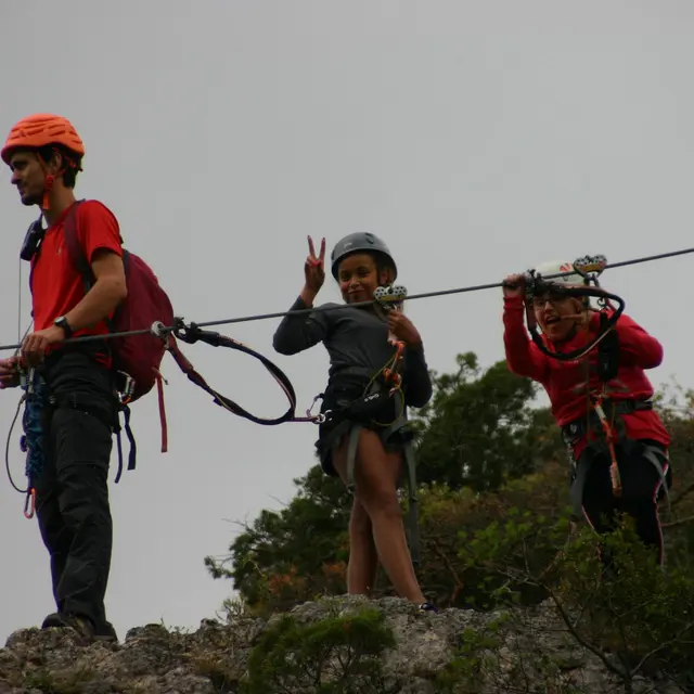 Forfait Via Ferrata et Tyroliennes à la Cité de Pierres - Parcours Famille (billet d'entrée offert avec le forfait)
