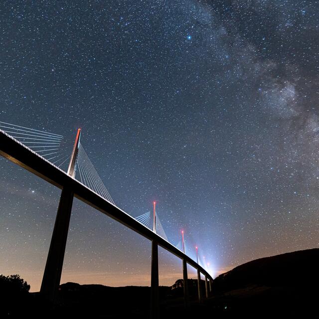 Sous le viaduc de nuit - Maison des accompagnateurs