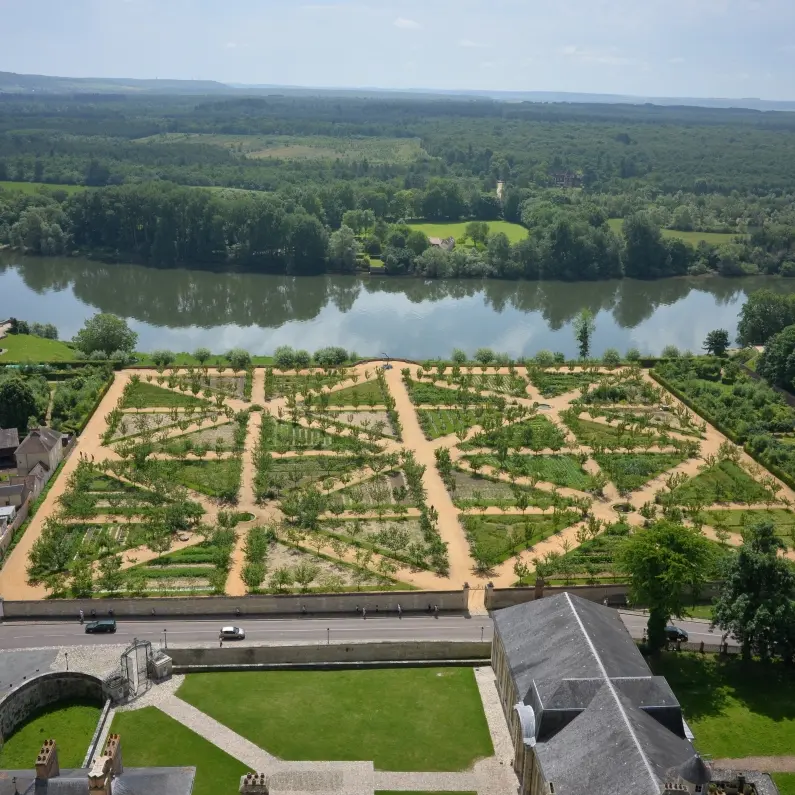 Château de La Roche-Guyon_Vue sur le Potager-fruitier du château de La Roche-Guyon depuis le donjon